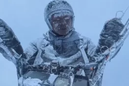 چینی پیراگلائیڈر کرشماتی طور پر 28 ہزار فٹ بلندی سے زندہ واپس آ گیا، حیرت انگیز واقعہ