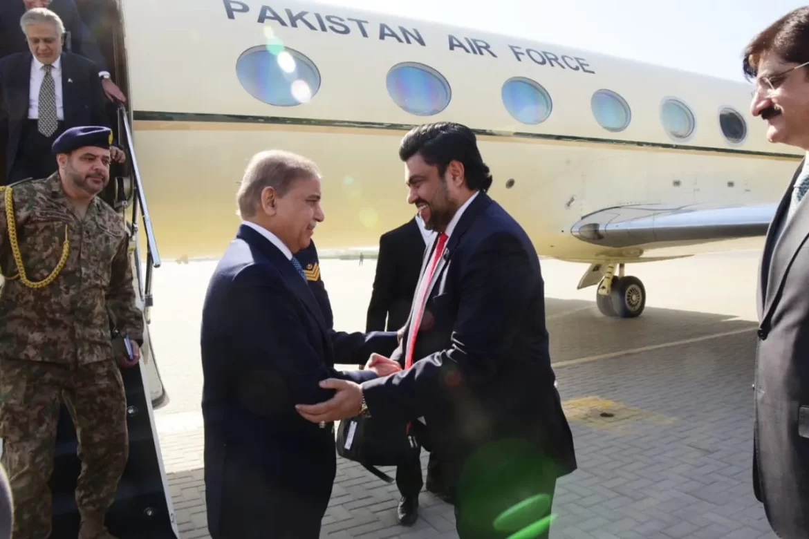 وزیراعظم کا کراچی کا دورہ، پاک بحریہ کو خراج تحسین