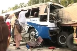 بس ٹریلر سے ٹکرا گئی،3 مسافر جاں بحق
