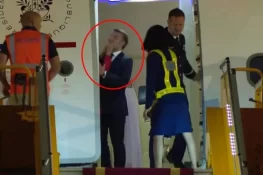 غیر ملکی دورے کے دوران اہلیہ نے فرانسیسی صدر کو تھپڑ مار دیا، ویڈیو وائرل