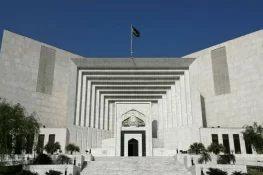 سپریم کورٹ میں سویلینز کے فوجی ٹرائل کا فیصلہ چیلنج کر دیا گیا