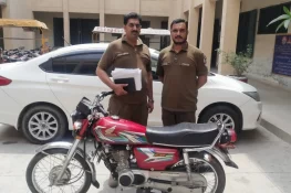 گجرات پولیس کی بڑی کارروائی، اسلحہ کے زور پر چھینی گئی موٹر سائیکل بازیاب