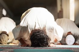 بھارتی حملے کے باوجود ایمان کی پختگی: فجر کے نمازیوں کا جم غفیر
