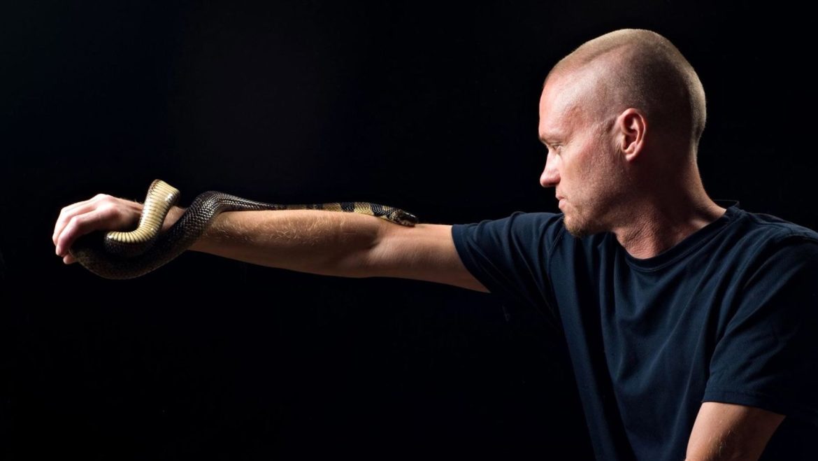 ٹم فریڈی 20 سال تک خود کو سانپوں سے کیوں ڈسواتے رہے؟