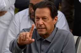 عمران خان کا دو ٹوک پیغام: "وکٹ کے دونوں جانب کھیلنے والوں کی پارٹی میں کوئی جگہ نہیں، تحریک کی تیاری کریں”