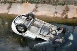 سرائے عالمگیر: کار نہر میں گرنے سے ایک ہی خاندان کی 4 خواتین جاں بحق، 8 ماہ کی بچی لاپتہ