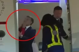 اہلیہ کے تھپڑ مارنے کی ویڈیو پر فرانسیسی صدر ایمانوئل میکرون کا ردِعمل سامنے آگیا