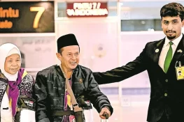 جوانی سے بڑھاپے تک خاکروبی کرکے پیسے جمع کیے، 40 سال بعد بزرگ جوڑے نے حج کا خواب پورا کرلیا