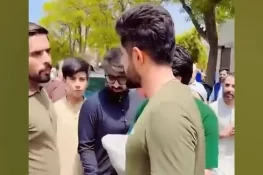 بابر اعظم کی سڑک پر مداح سے تلخ کلامی، ویڈیو سوشل میڈیا پر وائرل