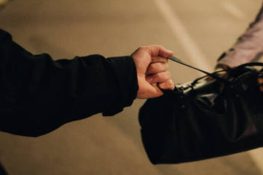 گجرات: رامتلائی چوک کے قریب راہ زنی کی واردات، خاتون سے 50 ہزار روپے اور موبائل فون چھین لیا گیا