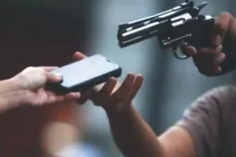 گجرات میں ڈکیتی کی ایک اور بڑی واردات: دن دیہاڑے 29 لاکھ روپے مالیت کا سامان لوٹ لیا گیا