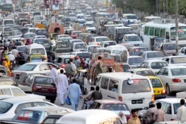 پنجاب میں ٹریفک قوانین کی خلاف ورزی پر بھاری جرمانے، کم عمر ڈرائیونگ پر والد کے خلاف مقدمہ درج ہوگا