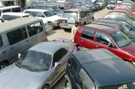 آئی ایم ایف کا دباؤ، گاڑیوں کی قیمتوں میں ممکنہ کمی، مقامی صنعت کے لیے نئی آزمائش