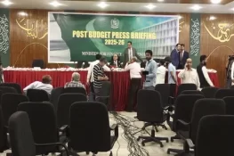 پوسٹ بجٹ پریس کانفرنس کے دوران صحافیوں کا واک آؤٹ، حقائق چھپانے کا الزام