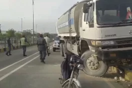 واٹر ٹینکر کی ٹکر سے دو نوجوان دوست جاں بحق، مشتعل ہجوم نے گاڑی جلا دی