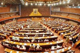 قومی اسمبلی میں گرما گرمی، بلاول کی تقریر پر احتجاج، ایوان میدان جنگ بن گیا