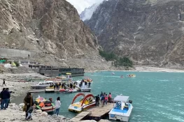 ہوٹل مالکان عطاء آباد جھیل کا حسن تباہ کرنے لگے، غیر ملکی سیاح کی ویڈیو وائرل