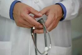 ٹیکساس کے ڈاکٹر خورکے زامورا کیزادا کو جعلی تشخیص اور بیمہ فراڈ پر 10 سال قید کی سزا