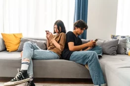 جنریشن زی کا نیا نفسیاتی چیلنج: فیس ٹو فیس بات چیت کیوں بورنگ لگنے لگی؟