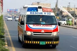 لاہور میں بارش کے دوران بل بورڈ گرنے سے موٹرسائیکل سوار جاں بحق، بیوی اور بچہ زخمی