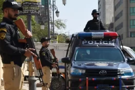 کراچی میں غیرقانونی پٹرول و ڈیزل کی فروخت ناکام، 250 لیٹر سے زائد ایندھن برآمد