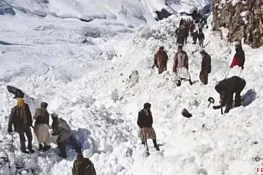 ناران میں گلیشیئر گرنے سے باپ بیٹے سمیت 3 سیاح جاں بحق
