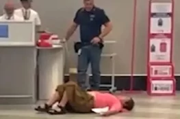 اضافی سامان نہ لے جانے دینے پر چینی سیاح کا ایئرپورٹ پر انوکھا احتجاج