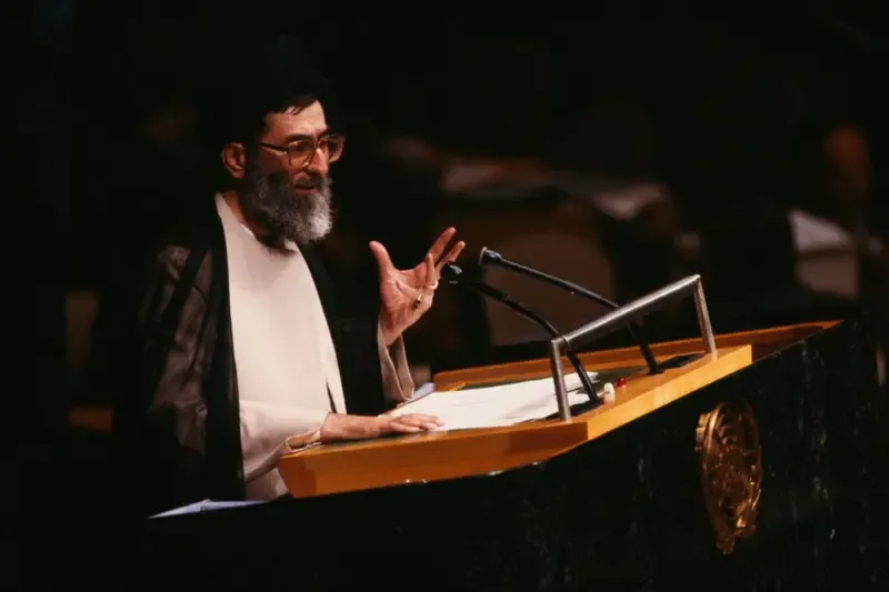 آیت اللہ علی خامنہ ای کی 1987 میں اقوامِ متحدہ کی جنرل اسمبلی سے خطاب کے دوران لی گئی تصویر۔