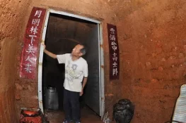 چین کے شہری نے شادی اور نوکری کو بیکار قرار دے کر غار میں رہائش اختیار کرلی