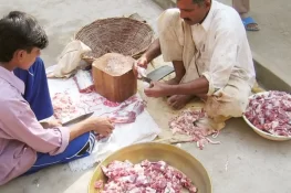 عیدالاضحیٰ پر گوشت کی تقسیم: مستحقین تک خوشیاں کیسے پہنچائیں؟