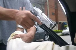 ڈنگہ: فیکٹری ملازم سے مسلح ڈکیتی، 98 ہزار روپے چھین لیے گئے