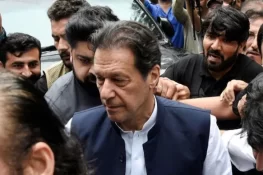 "کہتے ہیں 9 مئی پر معافی مانگو، دباؤ بڑھتا ہے تو ٹیمیں بھیجتے ہیں” — عمران خان کا جیل سے پیغام
