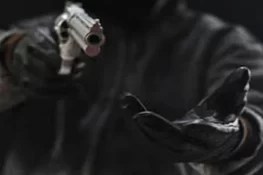 سرگودھا روڈ پر دن دیہاڑے ڈاکا، 10 لاکھ نقدی اور آئی فون لوٹ لیے