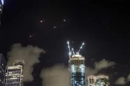 ایران کے اسرائیل پر جوابی حملے کے مناظر سامنے آگئے