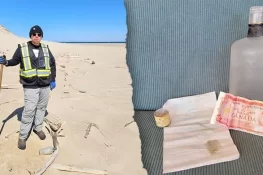 سمندر میں 40 سال پہلے پھینکی گئی بوتل میں خط اور 2 ڈالر کا نوٹ دریافت