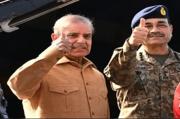 وزیراعظم اور فیلڈ مارشل عاصم منیر کی خانہ کعبہ میں خصوصی حاضری ، امن کے لیے دعائیں مانگیں