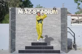 وسیم اکرم کا مجسمہ سوشل میڈیا پر مذاق بن گیا، مداحوں کا منفی ردعمل