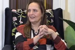 موبائل فون نے انسانوں کو قریب لانے کے بجائے دور کر دیا ہے، حنا خواجہ