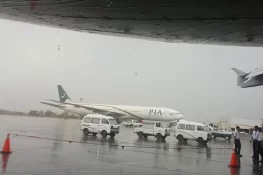 اسلام آباد ایئرپورٹ پر بارش، 30 پروازیں تاخیر کا شکار