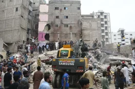 کراچی: لیاری میں ٹیڑھی ہونے والی 7 منزلہ عمارت سیل، بلڈر کے خلاف مقدمہ درج