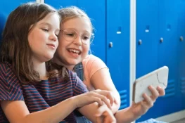 بچوں کو اسمارٹ فونز کس عمر میں دینے چاہئیں؟ ماہرین کی نئی تحقیق نے واضح کر دیا