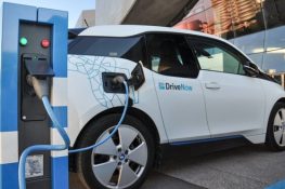 دنیا کا وہ ملک جہاں صرف الیکٹرک گاڑیاں سڑکوں پر نظر آئیں گی