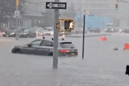 نیویارک میں شدید بارش، سڑکیں اور ریلوے ٹریک زیر آب