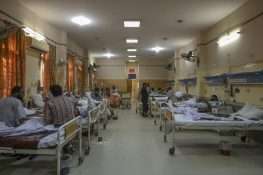 لاہور اور گجرات کے بڑے سرکاری اسپتالوں میں غفلت پر محکمانہ کارروائی، متعدد افسران و ملازمین کا تبادلہ