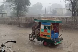 ملک بھر میں موسلادھار بارشیں، نشیبی علاقے زیر آب، نظام زندگی مفلوج