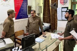 ڈی پی او گجرات کا مختلف تھانوں اور خدمت مراکز کا سرپرائز وزٹ