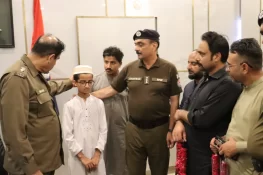 گجرات پولیس کی بروقت کارروائی، گمشدہ بچہ والدین سے مل گیا