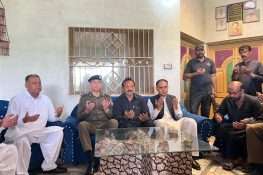 وفاقی وزیر بلال اظہر کیانی اور ڈی پی او جہلم کی شہید کانسٹیبل حیدر علی کے گھر آمد