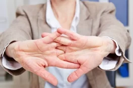 کیا انگلیاں چٹخانا جوڑوں کے درد کا باعث بننے والی عادت ہے؟