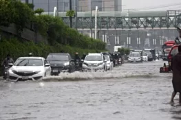 لاہور میں شدید بارش نے شہر کی سڑکوں کو تالاب بنادیا